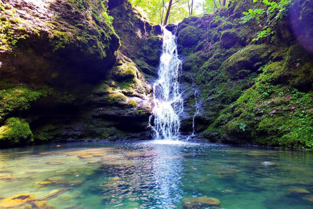 Cette cascade du Lot est un bijou naturel méconnu, idéal pour une pause fraîcheur